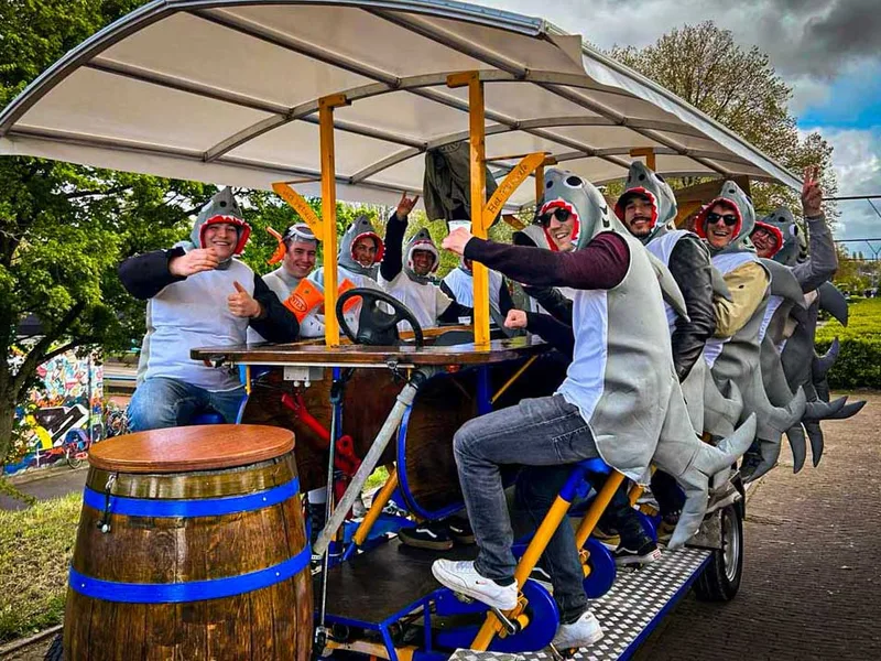 Vriendinnen op de bierfiets